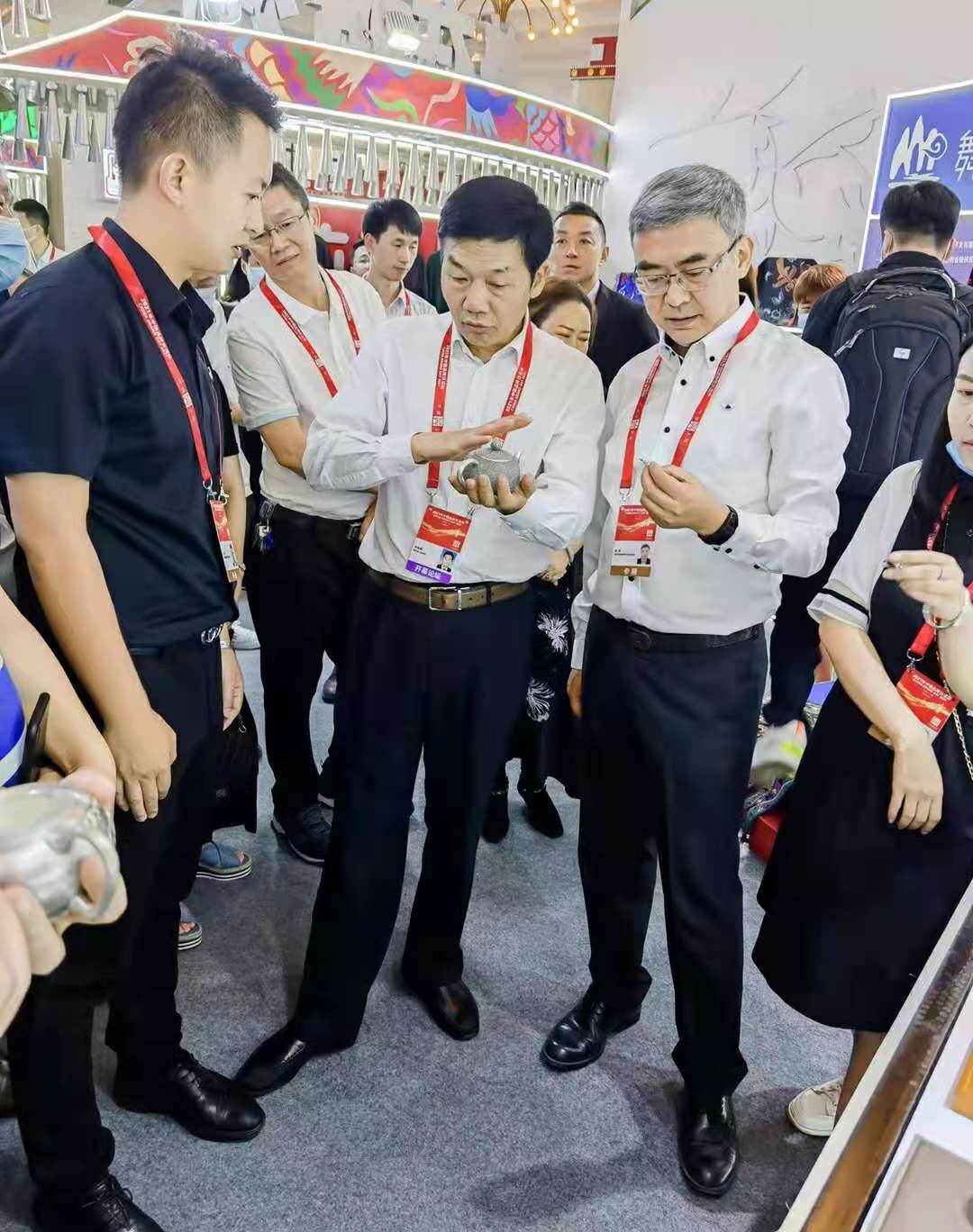 (右一:徐进 右二:李再勇 右三:张晓)